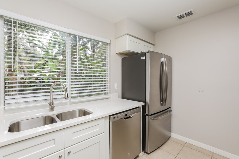 2,130/Mo, 1833 Iroquois Dr Apopka, FL 32703 Kitchen View 2