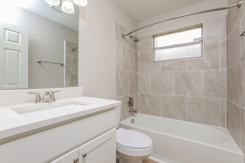 2,130/Mo, 1833 Iroquois Dr Apopka, FL 32703 Main Bathroom View