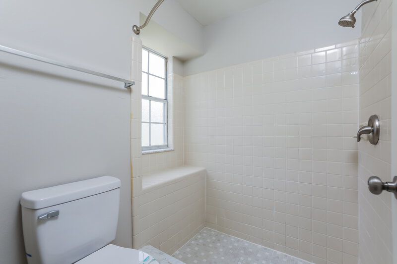 2,130/Mo, 1833 Iroquois Dr Apopka, FL 32703 Bathroom View