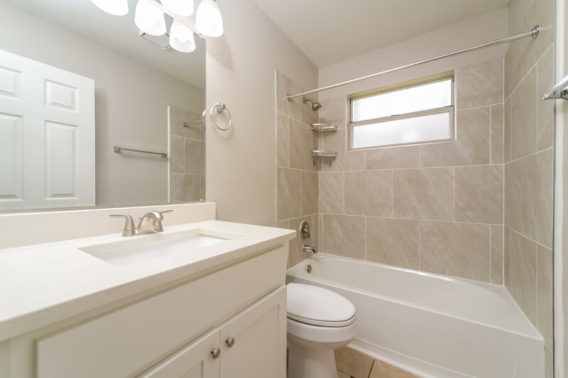 1,965/Mo, 1833 Iroquois Dr Apopka, FL 32703 Bathroom View