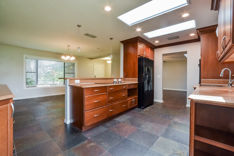 2,085/Mo, 5321 Royal Oak Dr Fruitland Park, FL 34731 Kitchen View