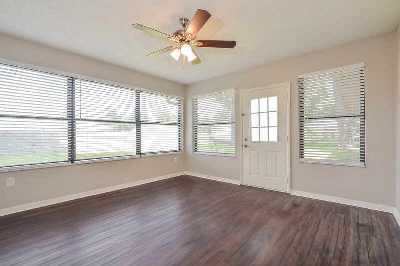 2,085/Mo, 5321 Royal Oak Dr Fruitland Park, FL 34731 Sun Room View