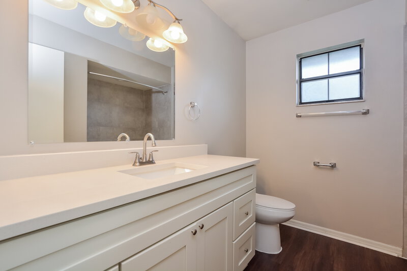 2,085/Mo, 5321 Royal Oak Dr Fruitland Park, FL 34731 Main Bathroom View