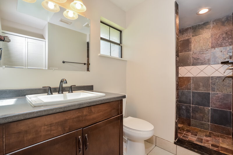 2,085/Mo, 5321 Royal Oak Dr Fruitland Park, FL 34731 Bathroom View