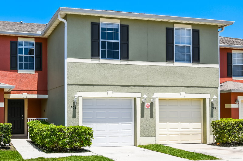 2,050/Mo, 704 Cresting Oak Cir # 52 Orlando, FL 32824 Front View