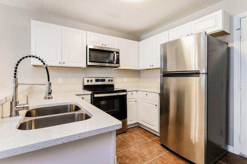 2,050/Mo, 704 Cresting Oak Cir # 52 Orlando, FL 32824 Kitchen View
