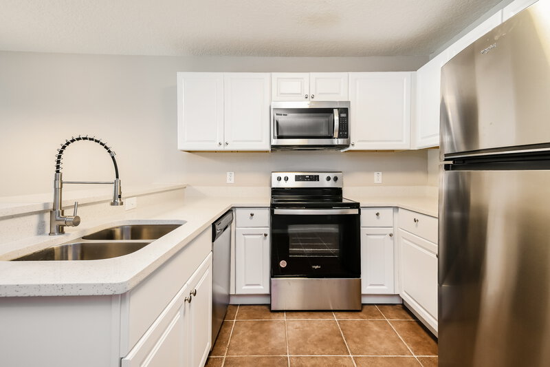 2,050/Mo, 704 Cresting Oak Cir # 52 Orlando, FL 32824 Kitchen View 2