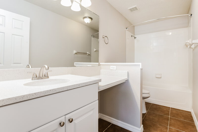 2,050/Mo, 704 Cresting Oak Cir # 52 Orlando, FL 32824 Main Bathroom View
