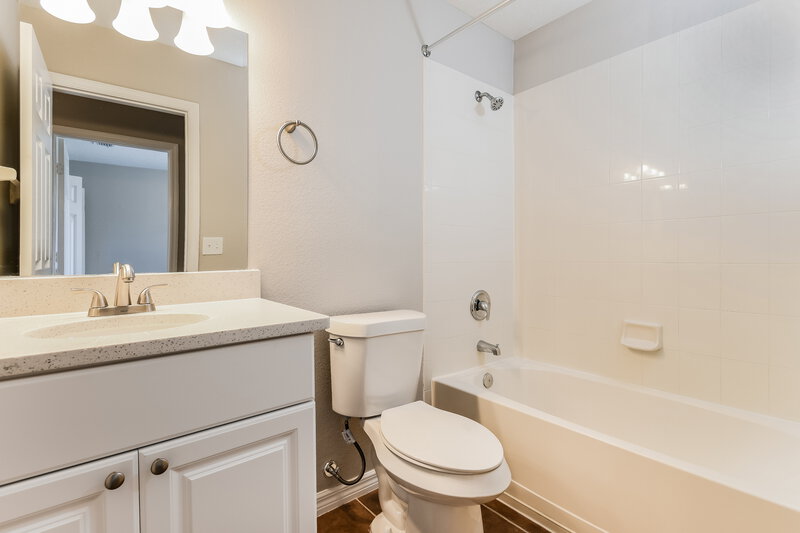 2,050/Mo, 704 Cresting Oak Cir # 52 Orlando, FL 32824 Bathroom View