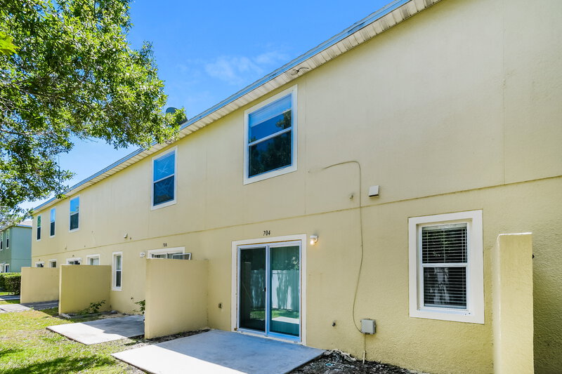 2,050/Mo, 704 Cresting Oak Cir # 52 Orlando, FL 32824 Rear View