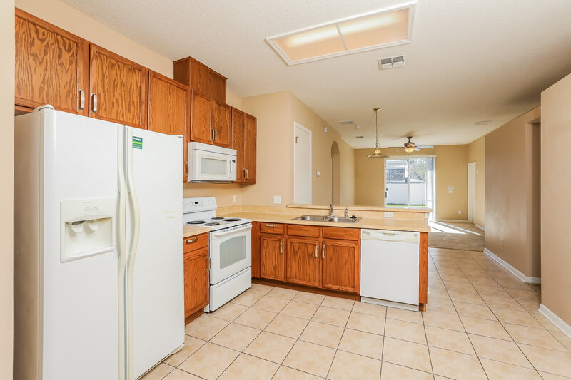 2,340/Mo, 534 Cortona Dr Orlando, FL 32828 Kitchen View 2