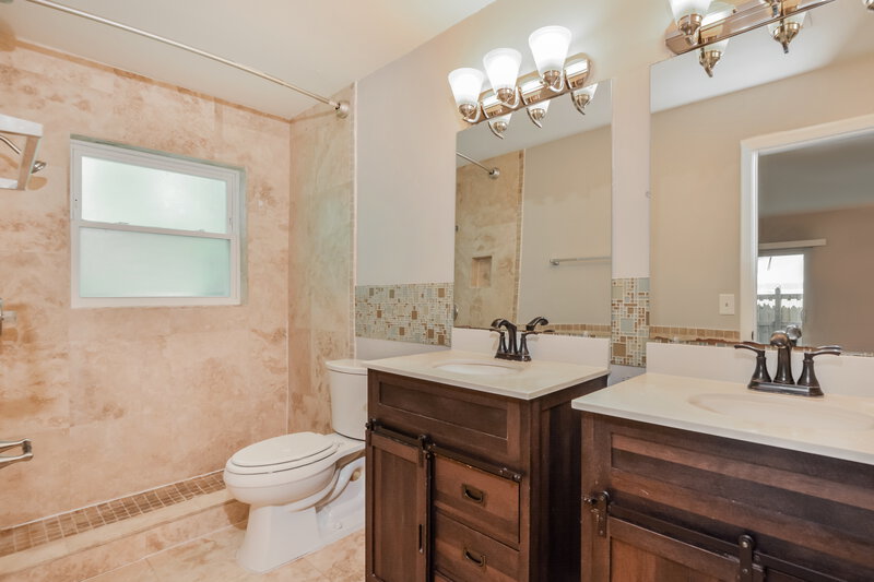 2,110/Mo, 725 Fenwick Dr Orlando, FL 32825 Main Bathroom View