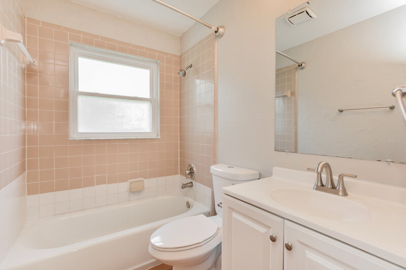 2,110/Mo, 725 Fenwick Dr Orlando, FL 32825 Bathroom View
