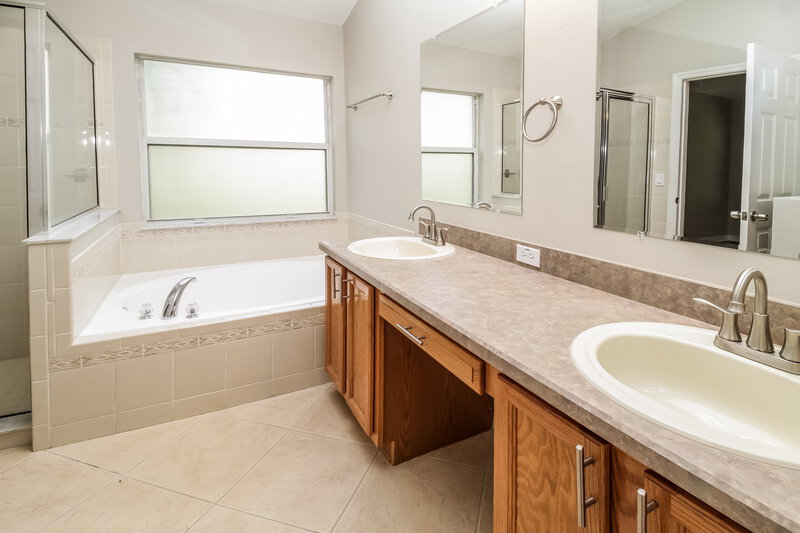 2,560/Mo, 30700 PGA Dr Sorrento, FL 32776 Main Bathroom View