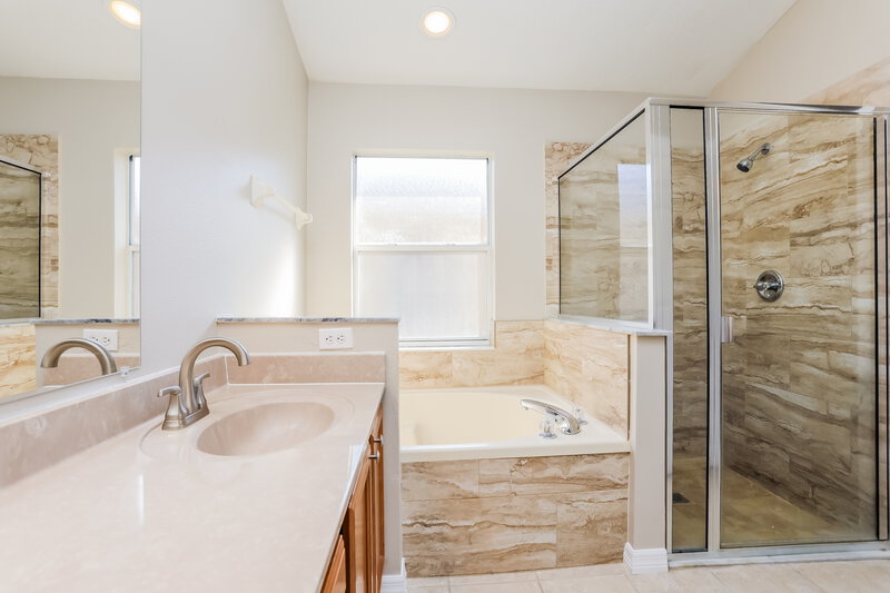 1,990/Mo, 108 Thornbury Ln Kissimmee, FL 34744 Main Bathroom View