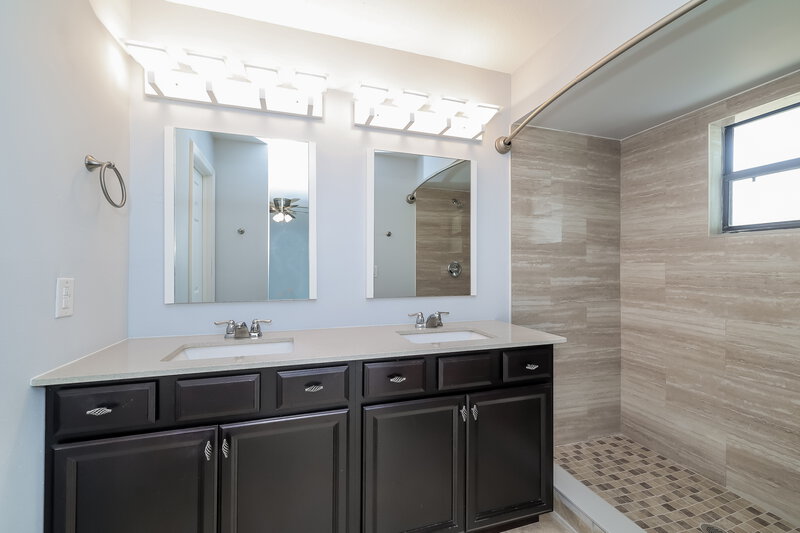 1,975/Mo, 652 N Delmonte Ct Kissimmee, FL 34758 Main Bathroom View