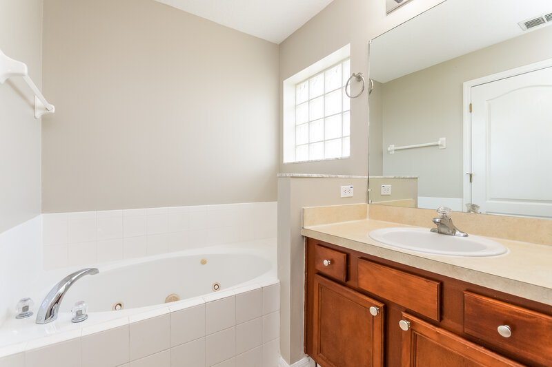 1,975/Mo, 713 Gentle Breeze Dr Minneola, FL 34715 Main Bathroom View