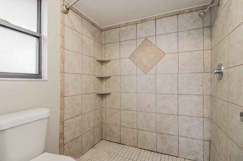 2,360/Mo, 1228 Creekbottom Cir Orlando, FL 32825 Main Bathroom View