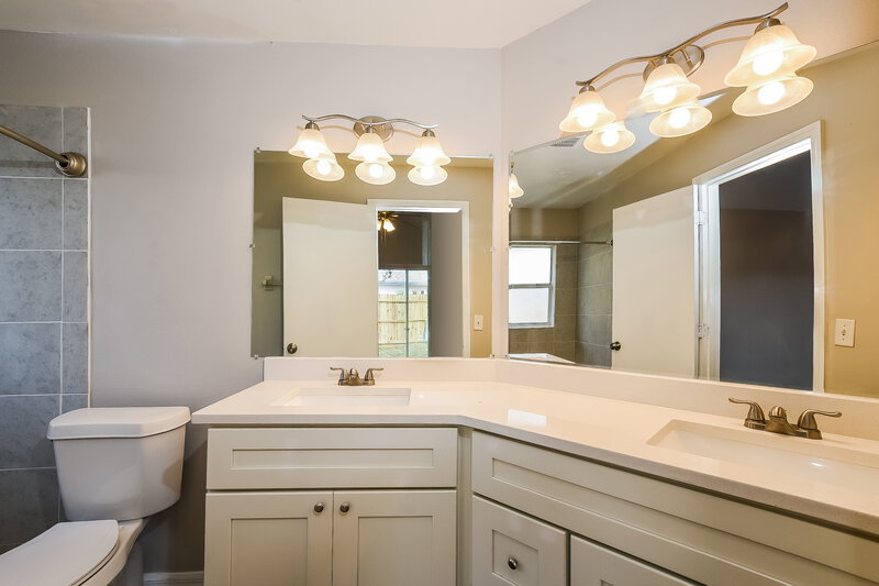 2,145/Mo, 646 Upperriver Ct Orlando, FL 32828 Main Bathroom View