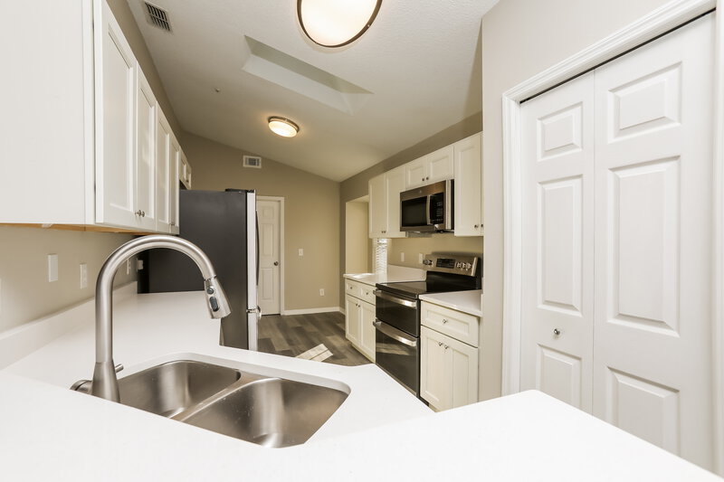 2,115/Mo, 1533 Oakwood Ct Apopka, FL 32703 Kitchen View