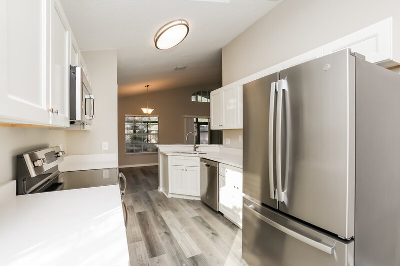 2,115/Mo, 1533 Oakwood Ct Apopka, FL 32703 Kitchen View 2
