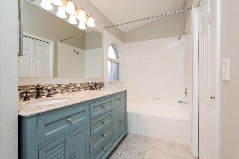 2,115/Mo, 1533 Oakwood Ct Apopka, FL 32703 Main Bathroom View