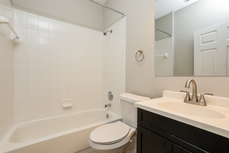 2,115/Mo, 1533 Oakwood Ct Apopka, FL 32703 Bathroom View