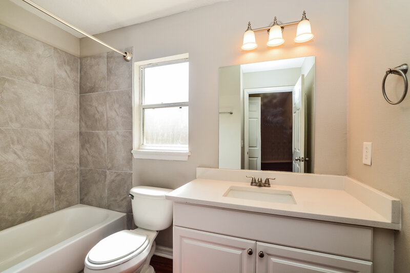 1,835/Mo, 10233 Patrick Dr Leesburg, FL 34788 Main Bathroom View