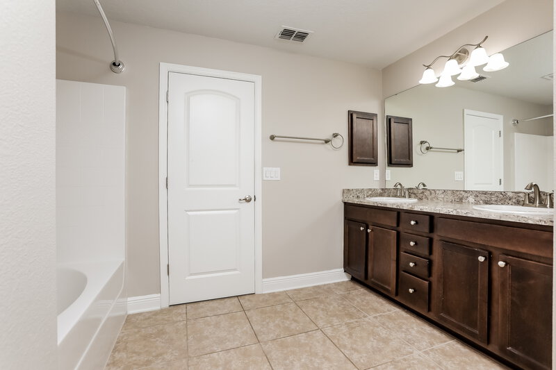 3,390/Mo, 2214 Angel Fish Loop Leesburg, FL 34748 Main Bathroom View