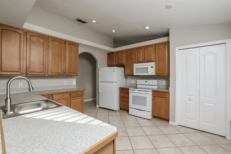 2,420/Mo, 4205 Shadow Creek Cir Oviedo, FL 32765 Kitchen View 2