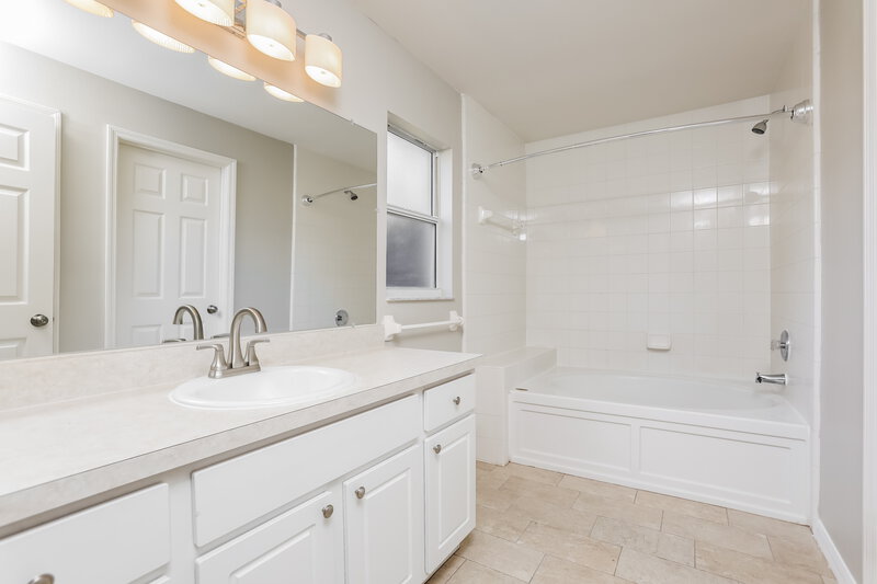 2,265/Mo, 13124 Baneberry Ct Clermont, FL 34711 Main Bathroom View