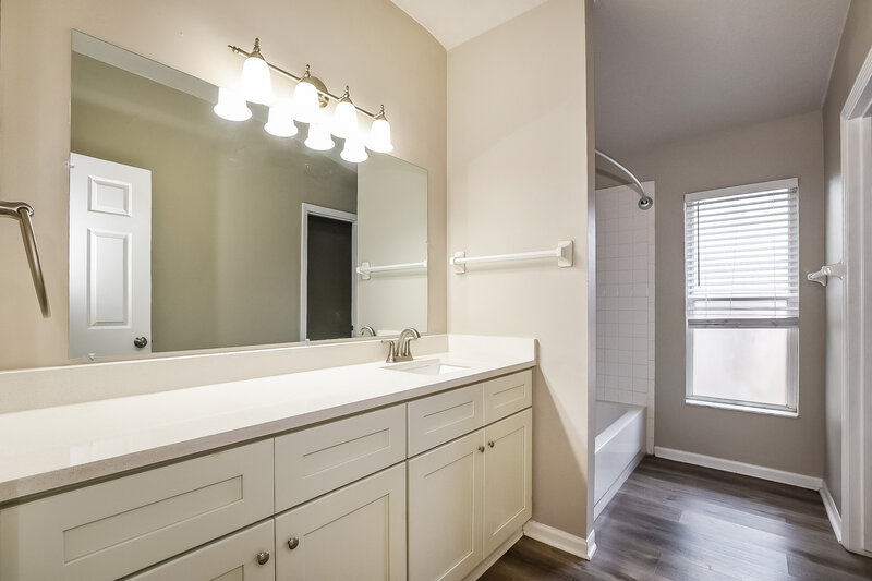 2,455/Mo, 7741 Wicklow Cir Orlando, FL 32817 Main Bathroom View