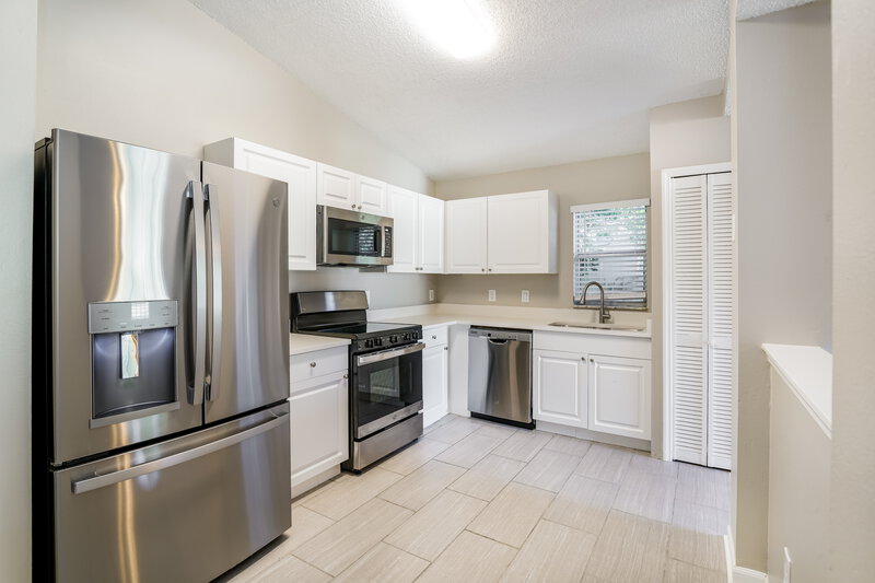 1,870/Mo, 304 McCoy Village Ct Apopka, FL 32712 Kitchen View 2