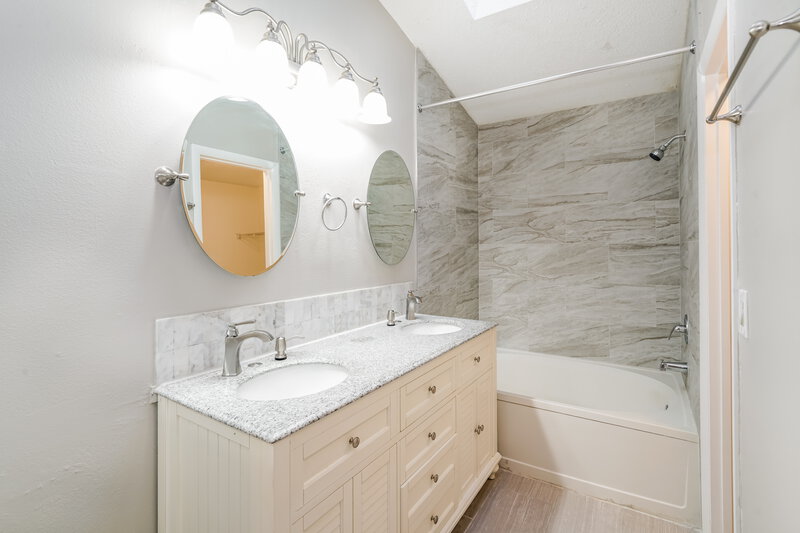 1,870/Mo, 304 McCoy Village Ct Apopka, FL 32712 Main Bathroom View