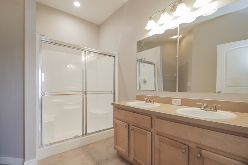 2,425/Mo, 4244 Waterside Pointe Cir Orlando, FL 32829 Main Bathroom View