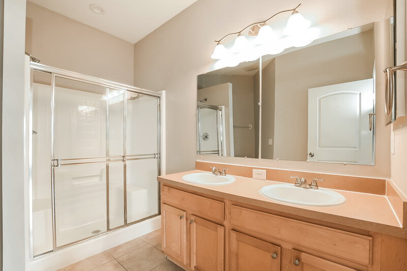 2,325/Mo, 4244 Waterside Pointe Cir Orlando, FL 32829 Main Bathroom View