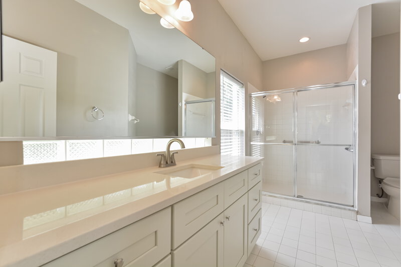 2,465/Mo, 10512 Petaloma Dr Orlando, FL 32817 Main Bathroom View