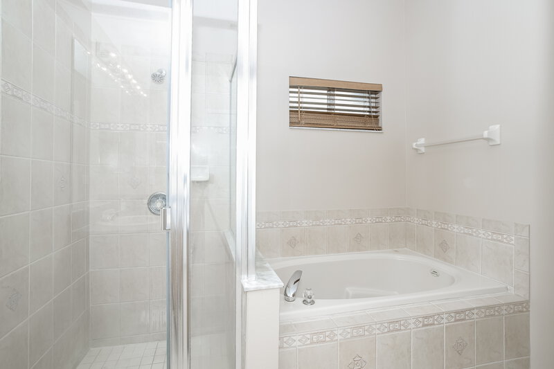 3,760/Mo, 9627 Myrtle Creek Ln Orlando, FL 32832 Main Bathroom View