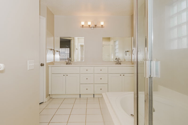 2,540/Mo, 906 Waybourne Way Lake Mary, FL 32746 Main Bathroom View
