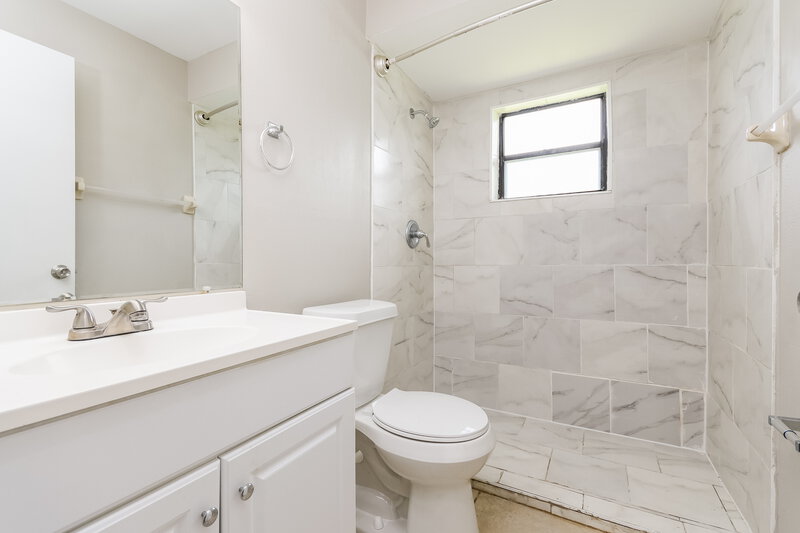 2,150/Mo, 1422 Mimi Ct Kissimmee, FL 34744 Bathroom View