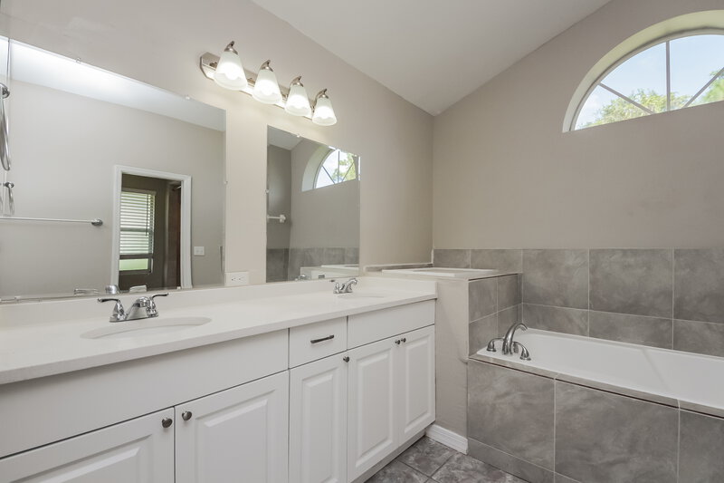 2,270/Mo, 20122 Marlin St Orlando, FL 32833 Main Bathroom View