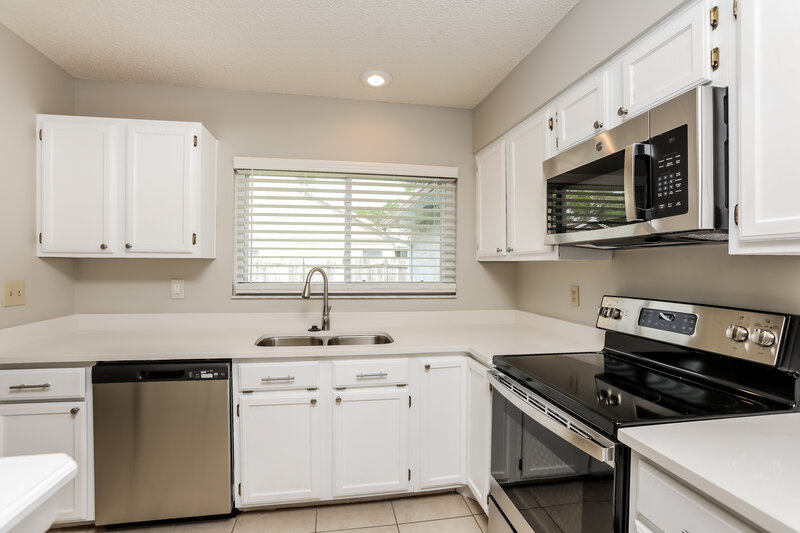 2,295/Mo, 314 Foxboro Ct Lake Mary, FL 32746 Kitchen View 2