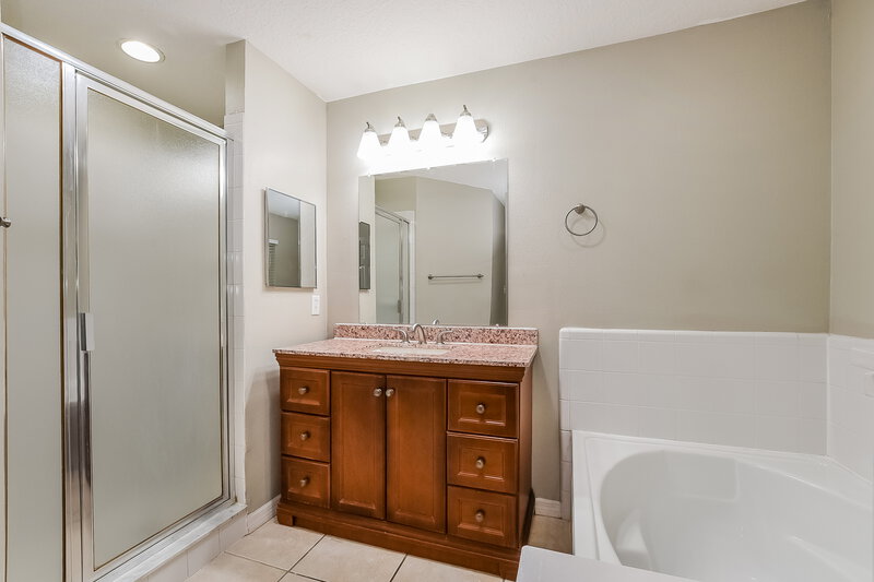 2,390/Mo, 128 Queens Ct Sanford, FL 32771 Main Bathroom View
