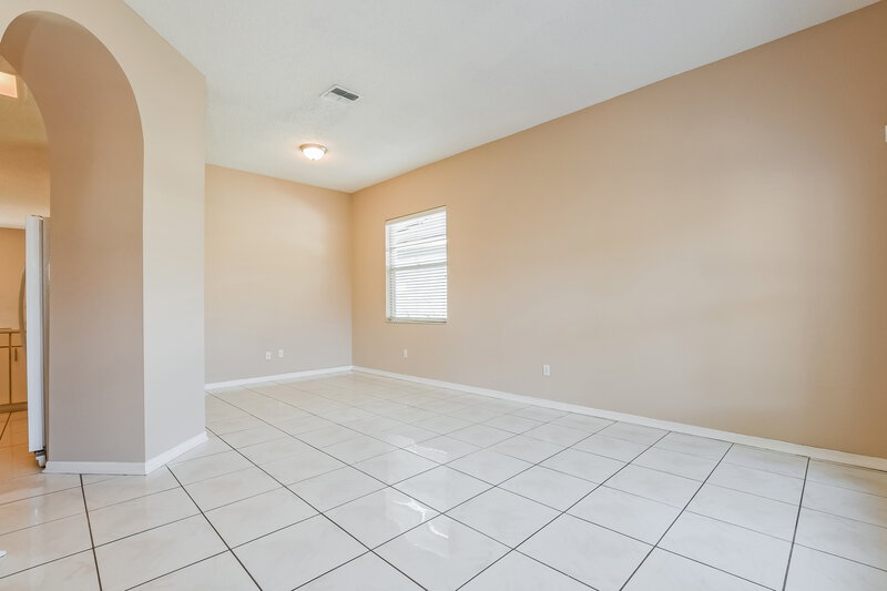 2,190/Mo, 12805 Woodbury Glen Dr Orlando, FL 32828 Living Room View 2