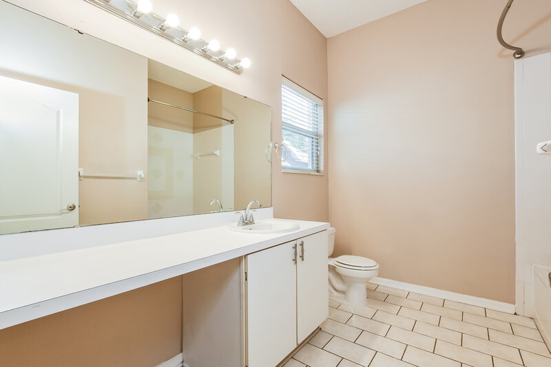 2,190/Mo, 12805 Woodbury Glen Dr Orlando, FL 32828 Main Bathroom View