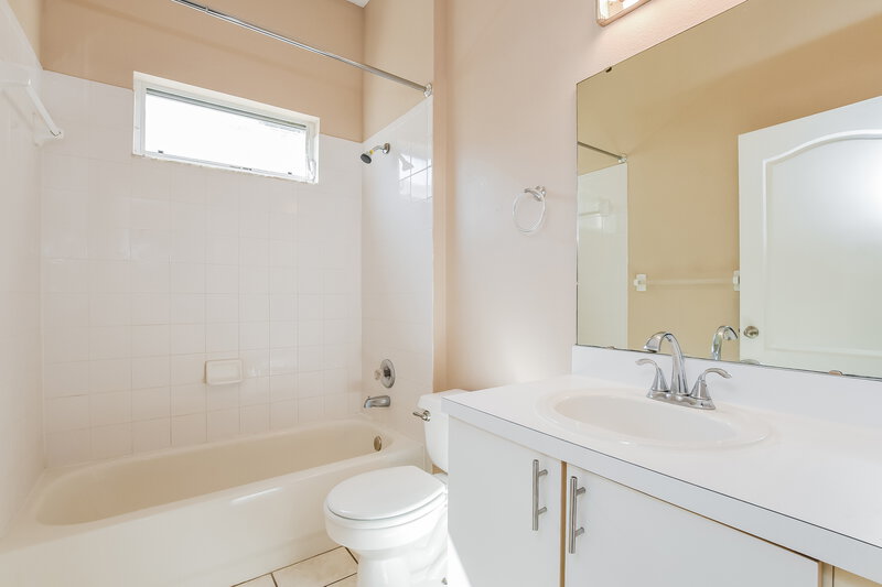 2,190/Mo, 12805 Woodbury Glen Dr Orlando, FL 32828 Bathroom View