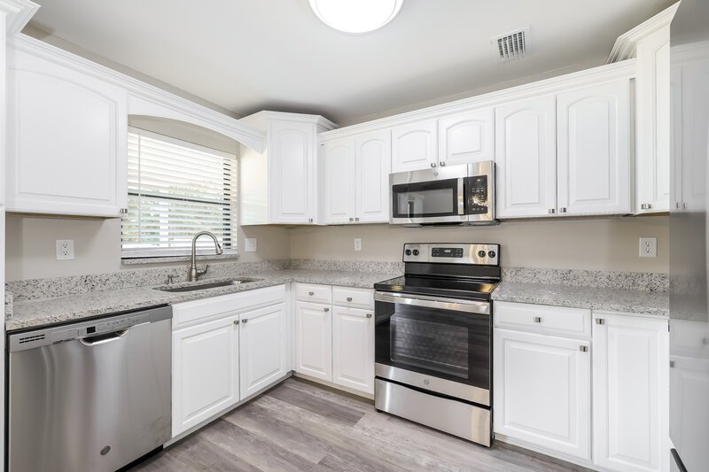 1,945/Mo, 512 Everest Way Kissimmee, FL 34758 Kitchen View 2
