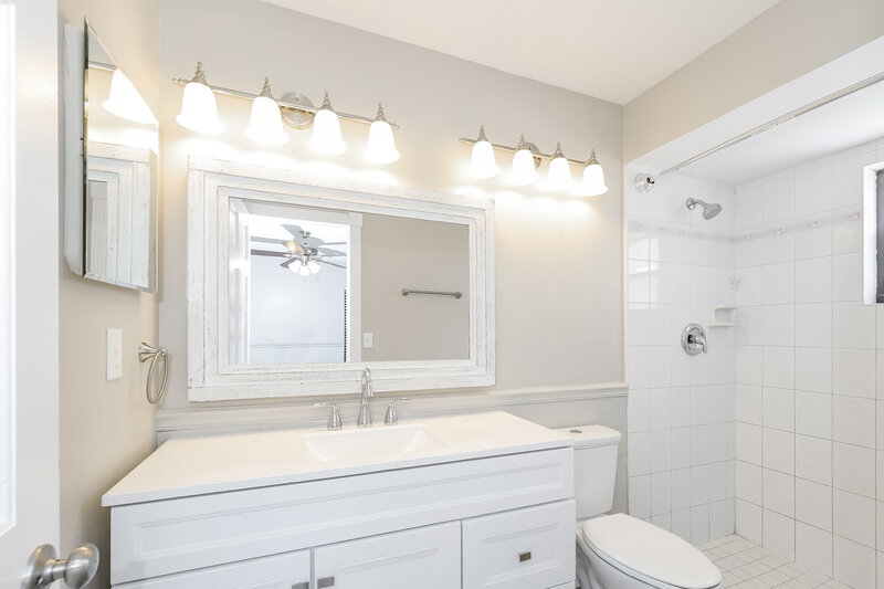 1,945/Mo, 512 Everest Way Kissimmee, FL 34758 Main Bathroom View