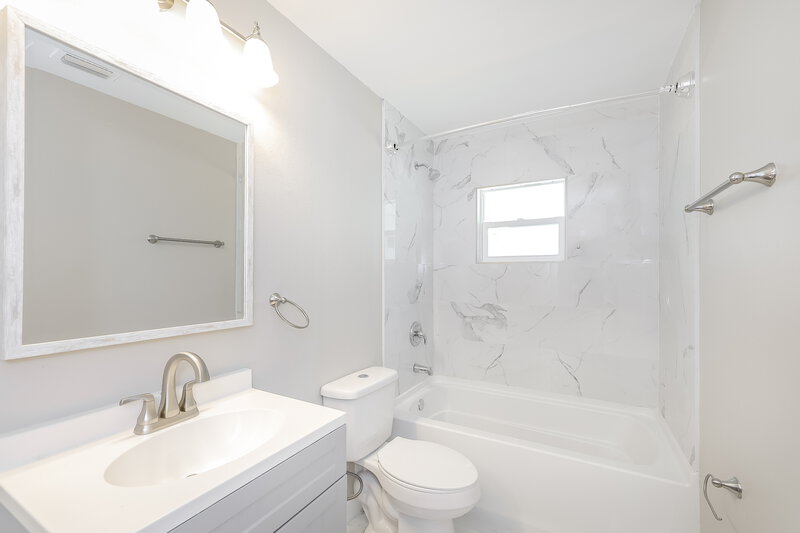 1,945/Mo, 512 Everest Way Kissimmee, FL 34758 Bathroom View
