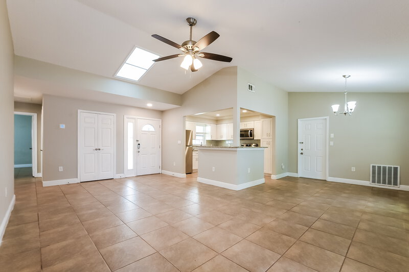 2,195/Mo, 4808 Reginald Rd Orlando, FL 32829 Living Room View 2